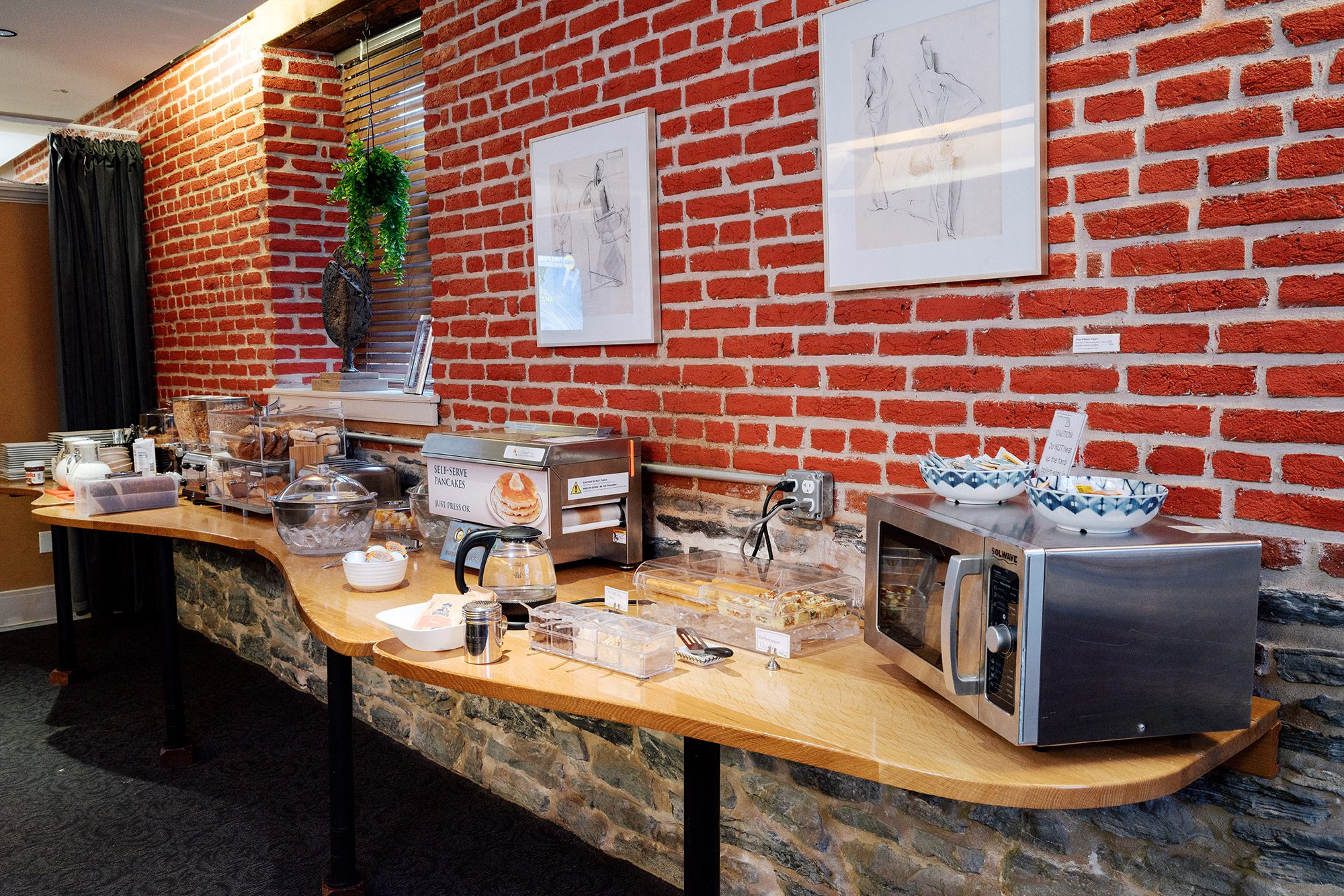 complimentary deluxe continental breakfast bar